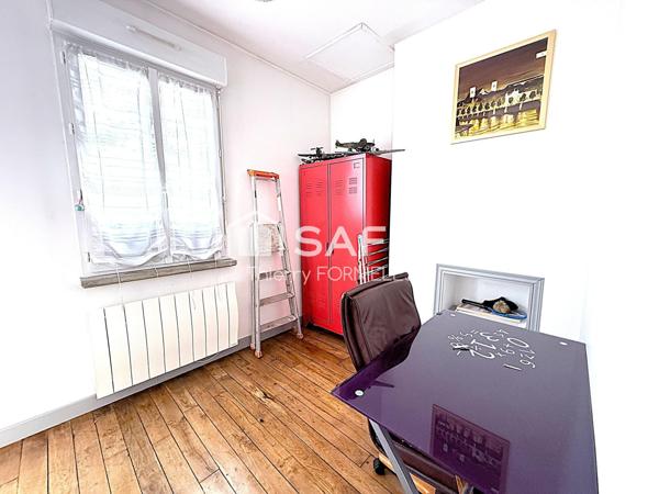 Petite maison de ville avec balcon et courette