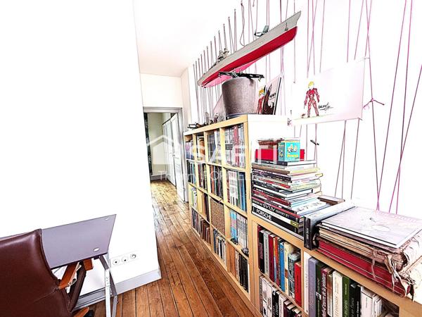 Petite maison de ville avec balcon et courette