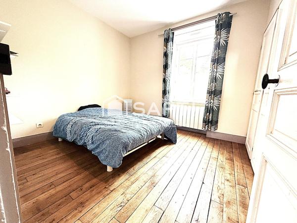 Petite maison de ville avec balcon et courette