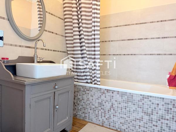 Petite maison de ville avec balcon et courette