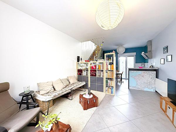 Petite maison de ville avec balcon et courette