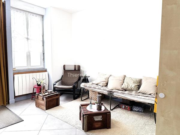 Petite maison de ville avec balcon et courette