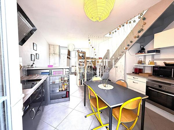 Petite maison de ville avec balcon et courette