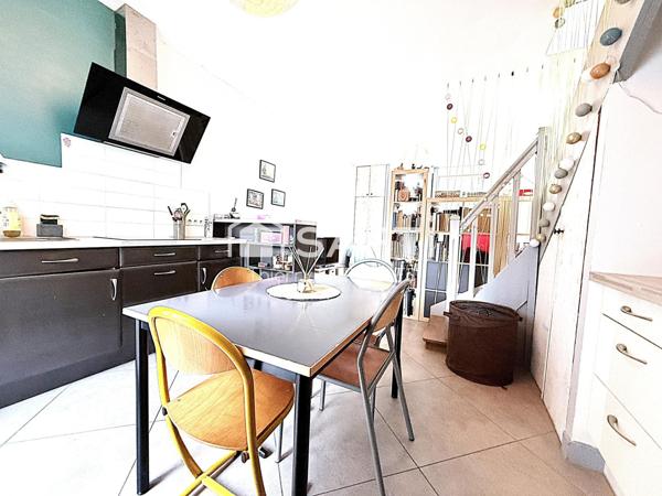 Petite maison de ville avec balcon et courette