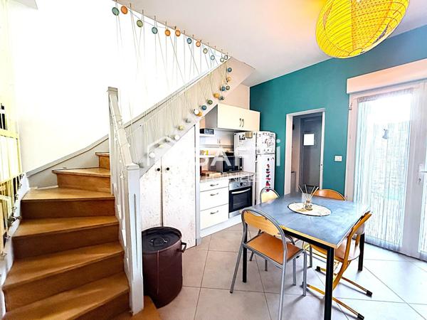 Petite maison de ville avec balcon et courette