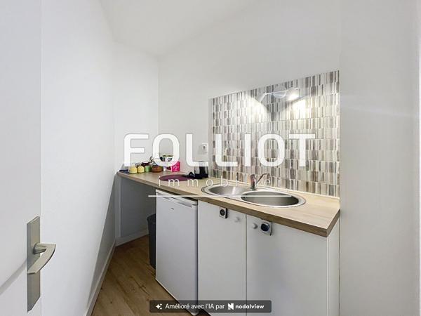 A louer : Bureau avec balcon - CENTRE-VILLE DE FOUGÈRES - Réf.591CV