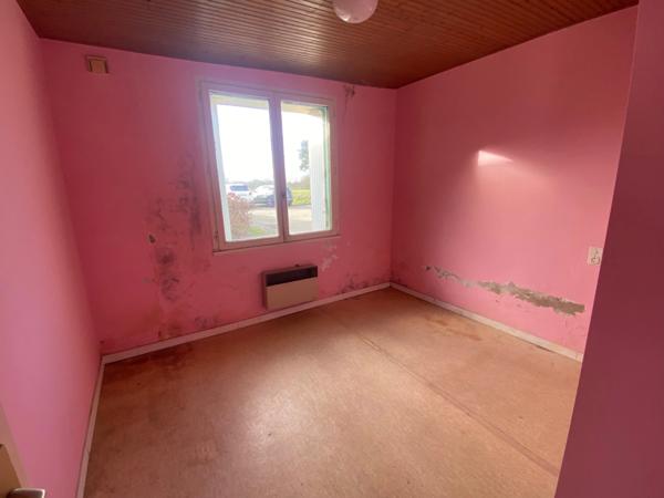 LA CHAPELLE ACHARD 85150 EN RASE CAMPAGNE ADORABLE FERMETTE A RAFRAICHIR AVEC GRANGE ET JARDIN