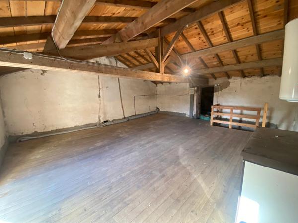 LA CHAPELLE ACHARD 85150 EN RASE CAMPAGNE ADORABLE FERMETTE A RAFRAICHIR AVEC GRANGE ET JARDIN