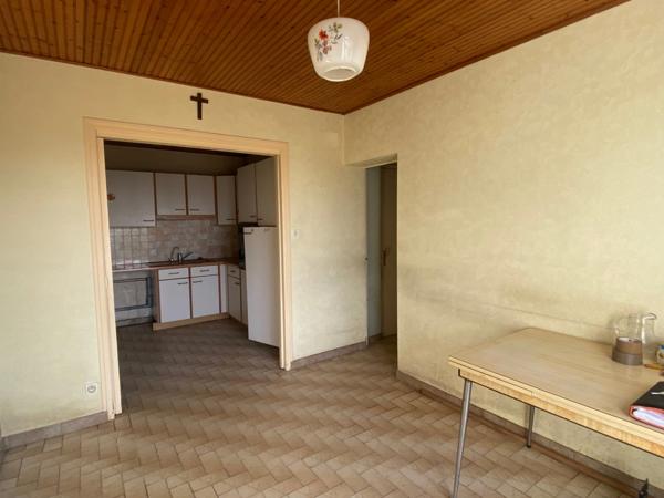 LA CHAPELLE ACHARD 85150 EN RASE CAMPAGNE ADORABLE FERMETTE A RAFRAICHIR AVEC GRANGE ET JARDIN