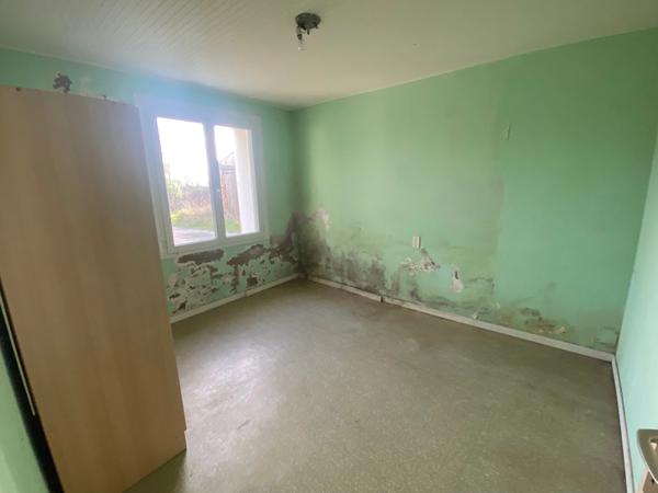 LA CHAPELLE ACHARD 85150 EN RASE CAMPAGNE ADORABLE FERMETTE A RAFRAICHIR AVEC GRANGE ET JARDIN