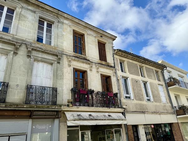 Maison de ville rénovée et espace commercial à Sainte Foy la Grande