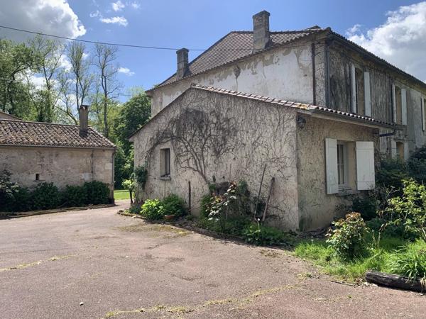 Maison mitoyenne avec 6 chambres, maison d'amis et dépendances