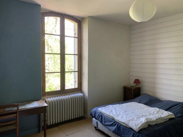 Maison mitoyenne avec 6 chambres, maison d'amis et dépendances