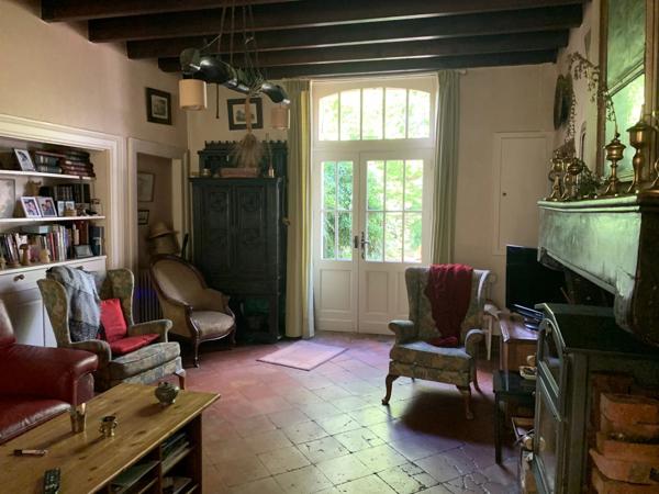 Maison mitoyenne avec 6 chambres, maison d'amis et dépendances