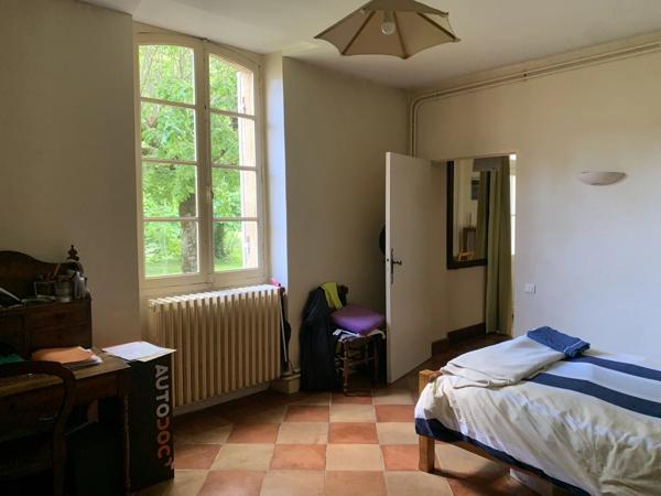 Maison mitoyenne avec 6 chambres, maison d'amis et dépendances