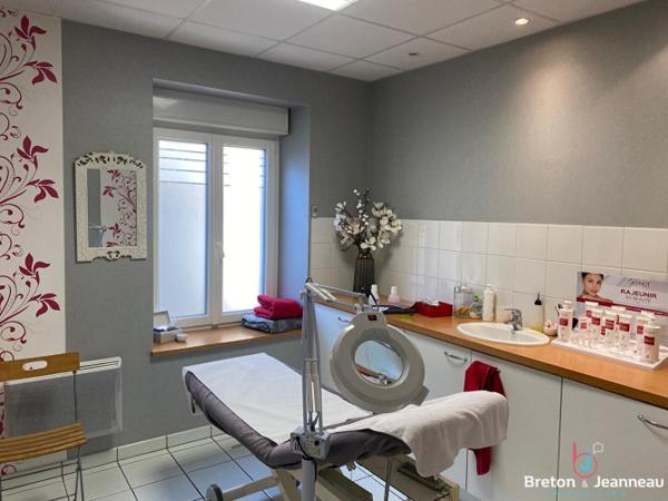 Murs commerciaux 92 m² à Fougères, axe passant.