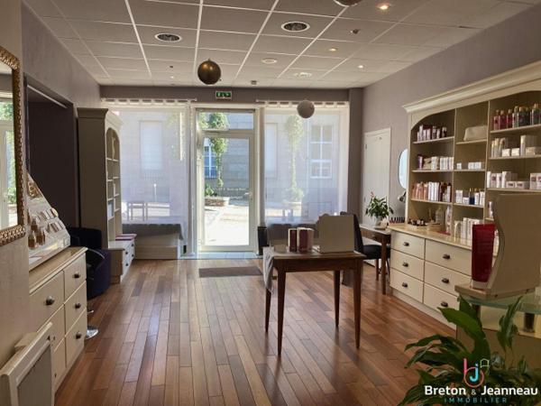 Murs commerciaux 92 m² à Fougères, axe passant.