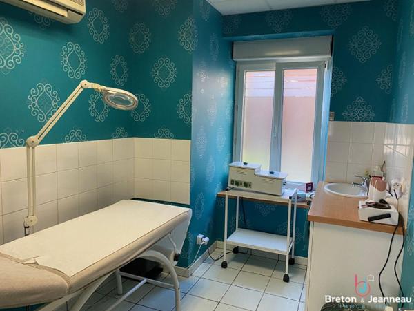 Murs commerciaux 92 m² à Fougères, axe passant.