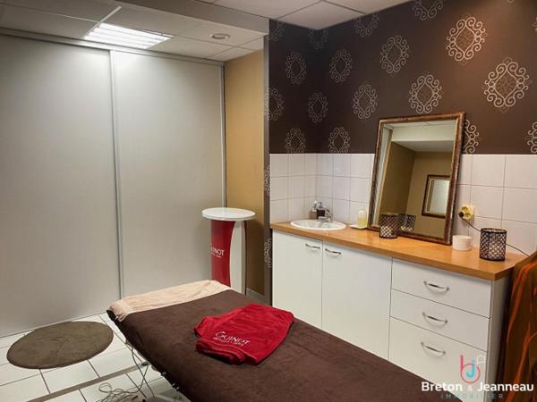 Murs commerciaux 92 m² à Fougères, axe passant.