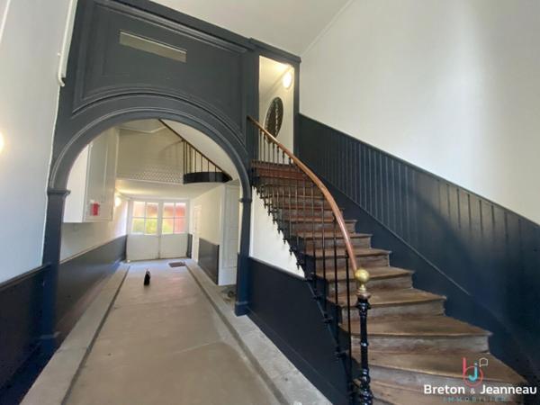 Murs commerciaux 92 m² à Fougères, axe passant.