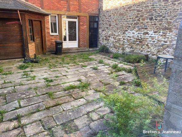 Murs commerciaux 92 m² à Fougères, axe passant.