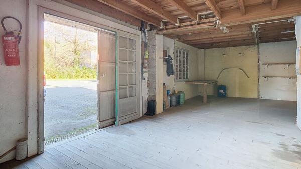 A vendre local commercial de 390 m² avec terrain de 4 540 m², idéal artisan ou commerce