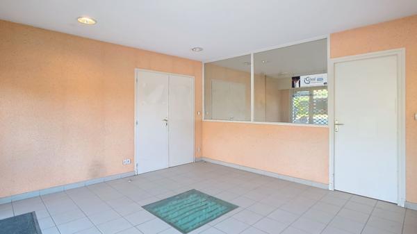 A vendre local commercial de 390 m² avec terrain de 4 540 m², idéal artisan ou commerce