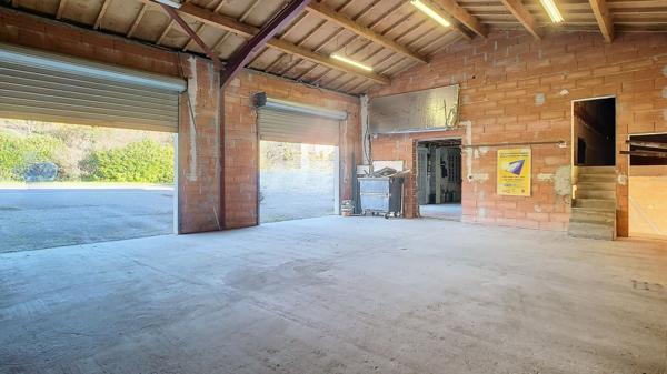A vendre local commercial de 390 m² avec terrain de 4 540 m², idéal artisan ou commerce