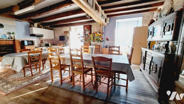 Longère construite en pierre sur 8430 m² de terrain 