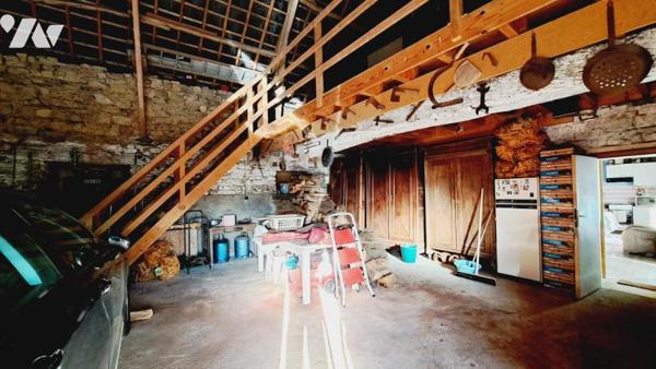 Longère construite en pierre sur 8430 m² de terrain 