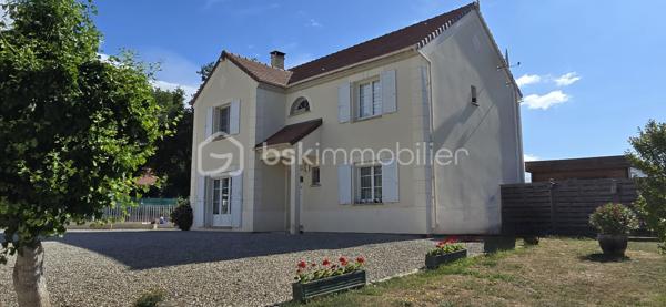 Nichée dans le charmant village de Bouville à 10 minutes de LA FERTE . Proche des commodités urbaines. Dans un environnement d'exception au calme. Venez découvrir cette superbe maison moderne de 140 m² élevée sur sous sol total comprenant : entrée avec rangement, séjour double (environ 40 m²) avec poêle à granulés, cuisine, chambre, WC. A l'étage : palier, 2 chambres, 1 suite parentale (chambre d'environ 19 m²+ dressing + salle d'eau), salle de bains, lingerie, WC. Au sous sol : buanderie, atelier, cave, garage double (environ 38 m²) avec en enfilade une pièce d'environ 46 m². Terrain clos de 1863 m² avec piscine chauffée par une pompe à chaleur (8X4), chalet. DPE C.