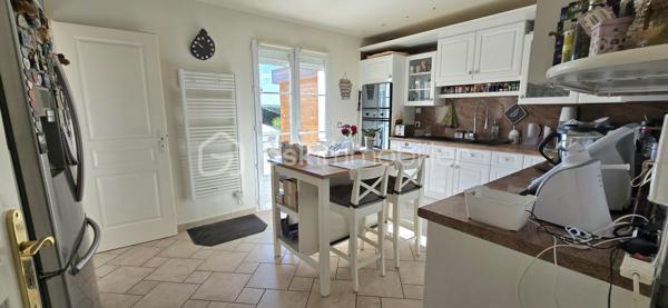 Nichée dans le charmant village de Bouville à 10 minutes de LA FERTE . Proche des commodités urbaines. Dans un environnement d'exception au calme. Venez découvrir cette superbe maison moderne de 140 m² élevée sur sous sol total comprenant : entrée avec rangement, séjour double (environ 40 m²) avec poêle à granulés, cuisine, chambre, WC. A l'étage : palier, 2 chambres, 1 suite parentale (chambre d'environ 19 m²+ dressing + salle d'eau), salle de bains, lingerie, WC. Au sous sol : buanderie, atelier, cave, garage double (environ 38 m²) avec en enfilade une pièce d'environ 46 m². Terrain clos de 1863 m² avec piscine chauffée par une pompe à chaleur (8X4), chalet. DPE C.