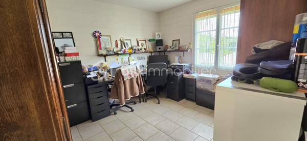 Nichée dans le charmant village de Bouville à 10 minutes de LA FERTE . Proche des commodités urbaines. Dans un environnement d'exception au calme. Venez découvrir cette superbe maison moderne de 140 m² élevée sur sous sol total comprenant : entrée avec rangement, séjour double (environ 40 m²) avec poêle à granulés, cuisine, chambre, WC. A l'étage : palier, 2 chambres, 1 suite parentale (chambre d'environ 19 m²+ dressing + salle d'eau), salle de bains, lingerie, WC. Au sous sol : buanderie, atelier, cave, garage double (environ 38 m²) avec en enfilade une pièce d'environ 46 m². Terrain clos de 1863 m² avec piscine chauffée par une pompe à chaleur (8X4), chalet. DPE C.