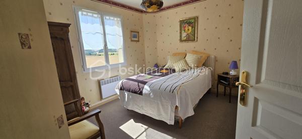 Nichée dans le charmant village de Bouville à 10 minutes de LA FERTE . Proche des commodités urbaines. Dans un environnement d'exception au calme. Venez découvrir cette superbe maison moderne de 140 m² élevée sur sous sol total comprenant : entrée avec rangement, séjour double (environ 40 m²) avec poêle à granulés, cuisine, chambre, WC. A l'étage : palier, 2 chambres, 1 suite parentale (chambre d'environ 19 m²+ dressing + salle d'eau), salle de bains, lingerie, WC. Au sous sol : buanderie, atelier, cave, garage double (environ 38 m²) avec en enfilade une pièce d'environ 46 m². Terrain clos de 1863 m² avec piscine chauffée par une pompe à chaleur (8X4), chalet. DPE C.