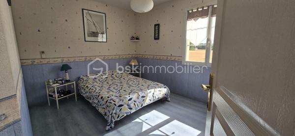 Nichée dans le charmant village de Bouville à 10 minutes de LA FERTE . Proche des commodités urbaines. Dans un environnement d'exception au calme. Venez découvrir cette superbe maison moderne de 140 m² élevée sur sous sol total comprenant : entrée avec rangement, séjour double (environ 40 m²) avec poêle à granulés, cuisine, chambre, WC. A l'étage : palier, 2 chambres, 1 suite parentale (chambre d'environ 19 m²+ dressing + salle d'eau), salle de bains, lingerie, WC. Au sous sol : buanderie, atelier, cave, garage double (environ 38 m²) avec en enfilade une pièce d'environ 46 m². Terrain clos de 1863 m² avec piscine chauffée par une pompe à chaleur (8X4), chalet. DPE C.