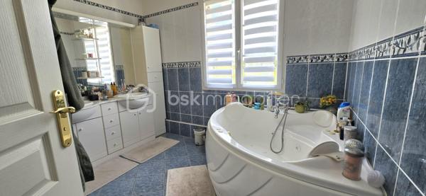 Nichée dans le charmant village de Bouville à 10 minutes de LA FERTE . Proche des commodités urbaines. Dans un environnement d'exception au calme. Venez découvrir cette superbe maison moderne de 140 m² élevée sur sous sol total comprenant : entrée avec rangement, séjour double (environ 40 m²) avec poêle à granulés, cuisine, chambre, WC. A l'étage : palier, 2 chambres, 1 suite parentale (chambre d'environ 19 m²+ dressing + salle d'eau), salle de bains, lingerie, WC. Au sous sol : buanderie, atelier, cave, garage double (environ 38 m²) avec en enfilade une pièce d'environ 46 m². Terrain clos de 1863 m² avec piscine chauffée par une pompe à chaleur (8X4), chalet. DPE C.