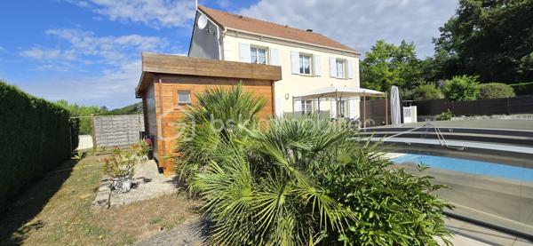 Nichée dans le charmant village de Bouville à 10 minutes de LA FERTE . Proche des commodités urbaines. Dans un environnement d'exception au calme. Venez découvrir cette superbe maison moderne de 140 m² élevée sur sous sol total comprenant : entrée avec rangement, séjour double (environ 40 m²) avec poêle à granulés, cuisine, chambre, WC. A l'étage : palier, 2 chambres, 1 suite parentale (chambre d'environ 19 m²+ dressing + salle d'eau), salle de bains, lingerie, WC. Au sous sol : buanderie, atelier, cave, garage double (environ 38 m²) avec en enfilade une pièce d'environ 46 m². Terrain clos de 1863 m² avec piscine chauffée par une pompe à chaleur (8X4), chalet. DPE C.