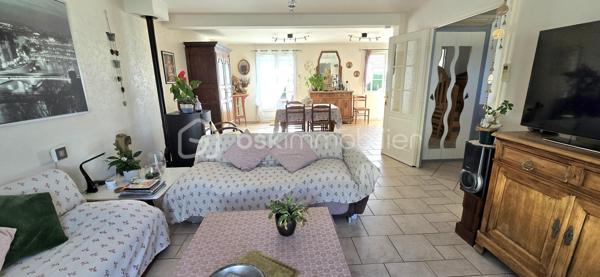 Nichée dans le charmant village de Bouville à 10 minutes de LA FERTE . Proche des commodités urbaines. Dans un environnement d'exception au calme. Venez découvrir cette superbe maison moderne de 140 m² élevée sur sous sol total comprenant : entrée avec rangement, séjour double (environ 40 m²) avec poêle à granulés, cuisine, chambre, WC. A l'étage : palier, 2 chambres, 1 suite parentale (chambre d'environ 19 m²+ dressing + salle d'eau), salle de bains, lingerie, WC. Au sous sol : buanderie, atelier, cave, garage double (environ 38 m²) avec en enfilade une pièce d'environ 46 m². Terrain clos de 1863 m² avec piscine chauffée par une pompe à chaleur (8X4), chalet. DPE C.