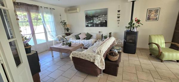 Nichée dans le charmant village de Bouville à 10 minutes de LA FERTE . Proche des commodités urbaines. Dans un environnement d'exception au calme. Venez découvrir cette superbe maison moderne de 140 m² élevée sur sous sol total comprenant : entrée avec rangement, séjour double (environ 40 m²) avec poêle à granulés, cuisine, chambre, WC. A l'étage : palier, 2 chambres, 1 suite parentale (chambre d'environ 19 m²+ dressing + salle d'eau), salle de bains, lingerie, WC. Au sous sol : buanderie, atelier, cave, garage double (environ 38 m²) avec en enfilade une pièce d'environ 46 m². Terrain clos de 1863 m² avec piscine chauffée par une pompe à chaleur (8X4), chalet. DPE C.