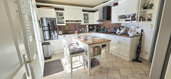 Nichée dans le charmant village de Bouville à 10 minutes de LA FERTE . Proche des commodités urbaines. Dans un environnement d'exception au calme. Venez découvrir cette superbe maison moderne de 140 m² élevée sur sous sol total comprenant : entrée avec rangement, séjour double (environ 40 m²) avec poêle à granulés, cuisine, chambre, WC. A l'étage : palier, 2 chambres, 1 suite parentale (chambre d'environ 19 m²+ dressing + salle d'eau), salle de bains, lingerie, WC. Au sous sol : buanderie, atelier, cave, garage double (environ 38 m²) avec en enfilade une pièce d'environ 46 m². Terrain clos de 1863 m² avec piscine chauffée par une pompe à chaleur (8X4), chalet. DPE C.