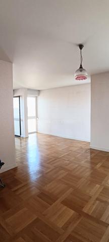 Vous recherchez un appartement au sein d un environnement calme et verdoyant mais près de la gare de Melun à pieds ? Cet appartement est fait pour vous.
Au sein de la résidence "La Varenne", à 7mn à pieds de la gare, poussez la porte de ce charmant trois pièces situé au sixième étage.
Une belle entrée avec placard vous conduira au salon/salle à manger. Avec ses trois fenêtres vous apprécierez la luminosité.
La cuisine et ses deux grandes fenêtres n attendent plus que vos idées d aménagement.
L espace nuit comprend deux chambres dont une avec placard.
Une salle de bain et des WC indépendants complètent le bien.
Enfin un beau balcon desservant les pièces principales et exposé ouest vous offrira de vrais moments de détente.
Le plus, une vue imprenable ! 
Un box fermé et une cave vous attendent au sous sol.
L'eau et le chauffage sont compris dans les charges.

Cet appartement s'adresse également à un investisseur pour de la colocation.
Venez vite visiter ce bien! Visites organisées samedi 06 juin à partir de 14h. 
Visites également possibles tous les jours même le dimanche.

Suggestions d amenagement générées par IA.