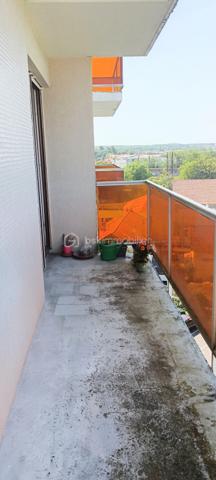 Vous recherchez un appartement au sein d un environnement calme et verdoyant mais près de la gare de Melun à pieds ? Cet appartement est fait pour vous.
Au sein de la résidence "La Varenne", à 7mn à pieds de la gare, poussez la porte de ce charmant trois pièces situé au sixième étage.
Une belle entrée avec placard vous conduira au salon/salle à manger. Avec ses trois fenêtres vous apprécierez la luminosité.
La cuisine et ses deux grandes fenêtres n attendent plus que vos idées d aménagement.
L espace nuit comprend deux chambres dont une avec placard.
Une salle de bain et des WC indépendants complètent le bien.
Enfin un beau balcon desservant les pièces principales et exposé ouest vous offrira de vrais moments de détente.
Le plus, une vue imprenable ! 
Un box fermé et une cave vous attendent au sous sol.
L'eau et le chauffage sont compris dans les charges.

Cet appartement s'adresse également à un investisseur pour de la colocation.
Venez vite visiter ce bien! Visites organisées samedi 06 juin à partir de 14h. 
Visites également possibles tous les jours même le dimanche.

Suggestions d amenagement générées par IA.