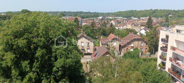 Vous recherchez un appartement au sein d un environnement calme et verdoyant mais près de la gare de Melun à pieds ? Cet appartement est fait pour vous.
Au sein de la résidence "La Varenne", à 7mn à pieds de la gare, poussez la porte de ce charmant trois pièces situé au sixième étage.
Une belle entrée avec placard vous conduira au salon/salle à manger. Avec ses trois fenêtres vous apprécierez la luminosité.
La cuisine et ses deux grandes fenêtres n attendent plus que vos idées d aménagement.
L espace nuit comprend deux chambres dont une avec placard.
Une salle de bain et des WC indépendants complètent le bien.
Enfin un beau balcon desservant les pièces principales et exposé ouest vous offrira de vrais moments de détente.
Le plus, une vue imprenable ! 
Un box fermé et une cave vous attendent au sous sol.
L'eau et le chauffage sont compris dans les charges.

Cet appartement s'adresse également à un investisseur pour de la colocation.
Venez vite visiter ce bien! Visites organisées samedi 06 juin à partir de 14h. 
Visites également possibles tous les jours même le dimanche.

Suggestions d amenagement générées par IA.