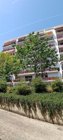 Vous recherchez un appartement au sein d un environnement calme et verdoyant mais près de la gare de Melun à pieds ? Cet appartement est fait pour vous.
Au sein de la résidence "La Varenne", à 7mn à pieds de la gare, poussez la porte de ce charmant trois pièces situé au sixième étage.
Une belle entrée avec placard vous conduira au salon/salle à manger. Avec ses trois fenêtres vous apprécierez la luminosité.
La cuisine et ses deux grandes fenêtres n attendent plus que vos idées d aménagement.
L espace nuit comprend deux chambres dont une avec placard.
Une salle de bain et des WC indépendants complètent le bien.
Enfin un beau balcon desservant les pièces principales et exposé ouest vous offrira de vrais moments de détente.
Le plus, une vue imprenable ! 
Un box fermé et une cave vous attendent au sous sol.
L'eau et le chauffage sont compris dans les charges.

Cet appartement s'adresse également à un investisseur pour de la colocation.
Venez vite visiter ce bien! Visites organisées samedi 06 juin à partir de 14h. 
Visites également possibles tous les jours même le dimanche.

Suggestions d amenagement générées par IA.
