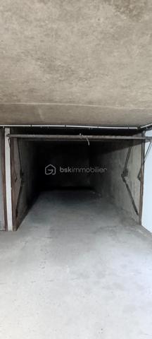 Vous recherchez un appartement au sein d un environnement calme et verdoyant mais près de la gare de Melun à pieds ? Cet appartement est fait pour vous.
Au sein de la résidence "La Varenne", à 7mn à pieds de la gare, poussez la porte de ce charmant trois pièces situé au sixième étage.
Une belle entrée avec placard vous conduira au salon/salle à manger. Avec ses trois fenêtres vous apprécierez la luminosité.
La cuisine et ses deux grandes fenêtres n attendent plus que vos idées d aménagement.
L espace nuit comprend deux chambres dont une avec placard.
Une salle de bain et des WC indépendants complètent le bien.
Enfin un beau balcon desservant les pièces principales et exposé ouest vous offrira de vrais moments de détente.
Le plus, une vue imprenable ! 
Un box fermé et une cave vous attendent au sous sol.
L'eau et le chauffage sont compris dans les charges.

Cet appartement s'adresse également à un investisseur pour de la colocation.
Venez vite visiter ce bien! Visites organisées samedi 06 juin à partir de 14h. 
Visites également possibles tous les jours même le dimanche.

Suggestions d amenagement générées par IA.