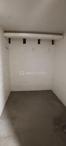 Vous recherchez un appartement au sein d un environnement calme et verdoyant mais près de la gare de Melun à pieds ? Cet appartement est fait pour vous.
Au sein de la résidence "La Varenne", à 7mn à pieds de la gare, poussez la porte de ce charmant trois pièces situé au sixième étage.
Une belle entrée avec placard vous conduira au salon/salle à manger. Avec ses trois fenêtres vous apprécierez la luminosité.
La cuisine et ses deux grandes fenêtres n attendent plus que vos idées d aménagement.
L espace nuit comprend deux chambres dont une avec placard.
Une salle de bain et des WC indépendants complètent le bien.
Enfin un beau balcon desservant les pièces principales et exposé ouest vous offrira de vrais moments de détente.
Le plus, une vue imprenable ! 
Un box fermé et une cave vous attendent au sous sol.
L'eau et le chauffage sont compris dans les charges.

Cet appartement s'adresse également à un investisseur pour de la colocation.
Venez vite visiter ce bien! Visites organisées samedi 06 juin à partir de 14h. 
Visites également possibles tous les jours même le dimanche.

Suggestions d amenagement générées par IA.