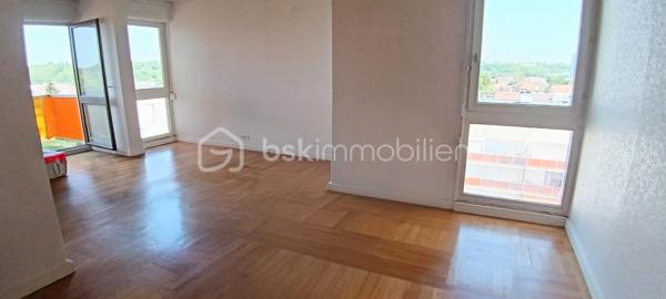 Vous recherchez un appartement au sein d un environnement calme et verdoyant mais près de la gare de Melun à pieds ? Cet appartement est fait pour vous.
Au sein de la résidence "La Varenne", à 7mn à pieds de la gare, poussez la porte de ce charmant trois pièces situé au sixième étage.
Une belle entrée avec placard vous conduira au salon/salle à manger. Avec ses trois fenêtres vous apprécierez la luminosité.
La cuisine et ses deux grandes fenêtres n attendent plus que vos idées d aménagement.
L espace nuit comprend deux chambres dont une avec placard.
Une salle de bain et des WC indépendants complètent le bien.
Enfin un beau balcon desservant les pièces principales et exposé ouest vous offrira de vrais moments de détente.
Le plus, une vue imprenable ! 
Un box fermé et une cave vous attendent au sous sol.
L'eau et le chauffage sont compris dans les charges.

Cet appartement s'adresse également à un investisseur pour de la colocation.
Venez vite visiter ce bien! Visites organisées samedi 06 juin à partir de 14h. 
Visites également possibles tous les jours même le dimanche.

Suggestions d amenagement générées par IA.