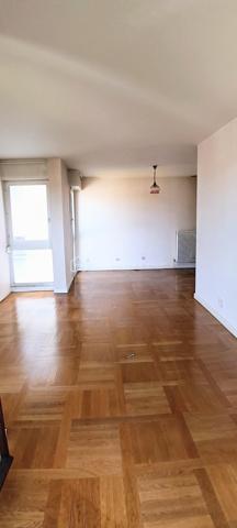 Vous recherchez un appartement au sein d un environnement calme et verdoyant mais près de la gare de Melun à pieds ? Cet appartement est fait pour vous.
Au sein de la résidence "La Varenne", à 7mn à pieds de la gare, poussez la porte de ce charmant trois pièces situé au sixième étage.
Une belle entrée avec placard vous conduira au salon/salle à manger. Avec ses trois fenêtres vous apprécierez la luminosité.
La cuisine et ses deux grandes fenêtres n attendent plus que vos idées d aménagement.
L espace nuit comprend deux chambres dont une avec placard.
Une salle de bain et des WC indépendants complètent le bien.
Enfin un beau balcon desservant les pièces principales et exposé ouest vous offrira de vrais moments de détente.
Le plus, une vue imprenable ! 
Un box fermé et une cave vous attendent au sous sol.
L'eau et le chauffage sont compris dans les charges.

Cet appartement s'adresse également à un investisseur pour de la colocation.
Venez vite visiter ce bien! Visites organisées samedi 06 juin à partir de 14h. 
Visites également possibles tous les jours même le dimanche.

Suggestions d amenagement générées par IA.