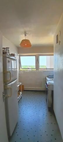 Vous recherchez un appartement au sein d un environnement calme et verdoyant mais près de la gare de Melun à pieds ? Cet appartement est fait pour vous.
Au sein de la résidence "La Varenne", à 7mn à pieds de la gare, poussez la porte de ce charmant trois pièces situé au sixième étage.
Une belle entrée avec placard vous conduira au salon/salle à manger. Avec ses trois fenêtres vous apprécierez la luminosité.
La cuisine et ses deux grandes fenêtres n attendent plus que vos idées d aménagement.
L espace nuit comprend deux chambres dont une avec placard.
Une salle de bain et des WC indépendants complètent le bien.
Enfin un beau balcon desservant les pièces principales et exposé ouest vous offrira de vrais moments de détente.
Le plus, une vue imprenable ! 
Un box fermé et une cave vous attendent au sous sol.
L'eau et le chauffage sont compris dans les charges.

Cet appartement s'adresse également à un investisseur pour de la colocation.
Venez vite visiter ce bien! Visites organisées samedi 06 juin à partir de 14h. 
Visites également possibles tous les jours même le dimanche.

Suggestions d amenagement générées par IA.