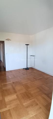 Vous recherchez un appartement au sein d un environnement calme et verdoyant mais près de la gare de Melun à pieds ? Cet appartement est fait pour vous.
Au sein de la résidence "La Varenne", à 7mn à pieds de la gare, poussez la porte de ce charmant trois pièces situé au sixième étage.
Une belle entrée avec placard vous conduira au salon/salle à manger. Avec ses trois fenêtres vous apprécierez la luminosité.
La cuisine et ses deux grandes fenêtres n attendent plus que vos idées d aménagement.
L espace nuit comprend deux chambres dont une avec placard.
Une salle de bain et des WC indépendants complètent le bien.
Enfin un beau balcon desservant les pièces principales et exposé ouest vous offrira de vrais moments de détente.
Le plus, une vue imprenable ! 
Un box fermé et une cave vous attendent au sous sol.
L'eau et le chauffage sont compris dans les charges.

Cet appartement s'adresse également à un investisseur pour de la colocation.
Venez vite visiter ce bien! Visites organisées samedi 06 juin à partir de 14h. 
Visites également possibles tous les jours même le dimanche.

Suggestions d amenagement générées par IA.